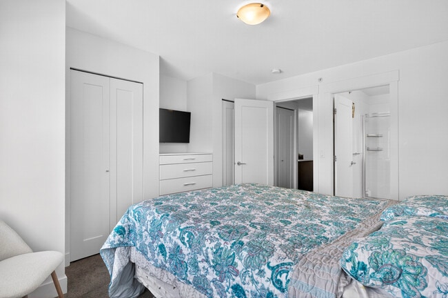 Building Photo - Beautiful 2 Bed + Den 3 Bath Townhouse for Rent in Willoughby Heights!