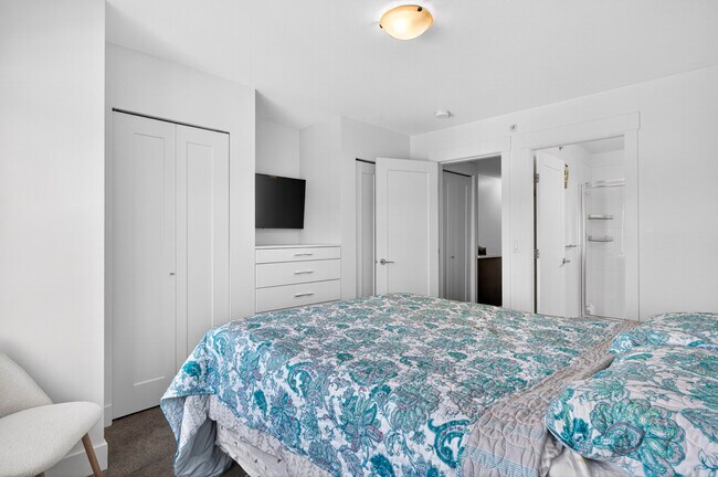 Photo du bâtiment - Beautiful 2 Bed + Den 3 Bath Townhouse for Rent in Willoughby Heights!