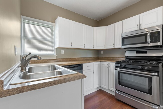 Building Photo - Bruhnding Properties 922 18 1/2 Ave NE