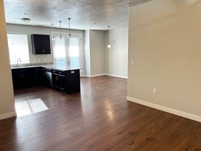 Cocina y comedor - 3660 S 900 E