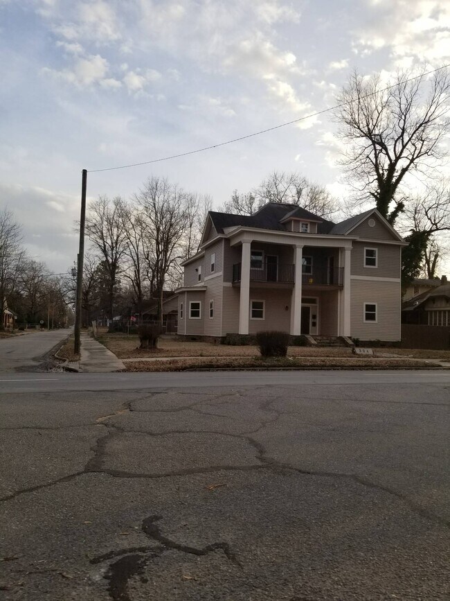 Building Photo - 304 W Harding Ave