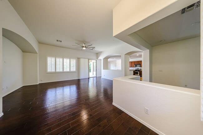Building Photo - Welcome to this stunning 3-bedroom, 2-bathroom home located in the vibrant city of Chandler, AZ