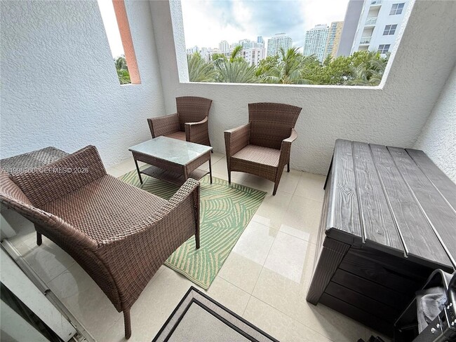 Foto del edificio - 17100 N Bay Rd