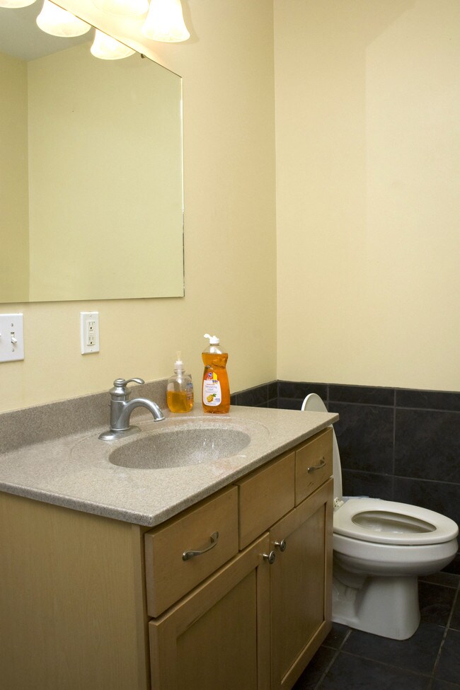 Baño 2 - 18 W State St