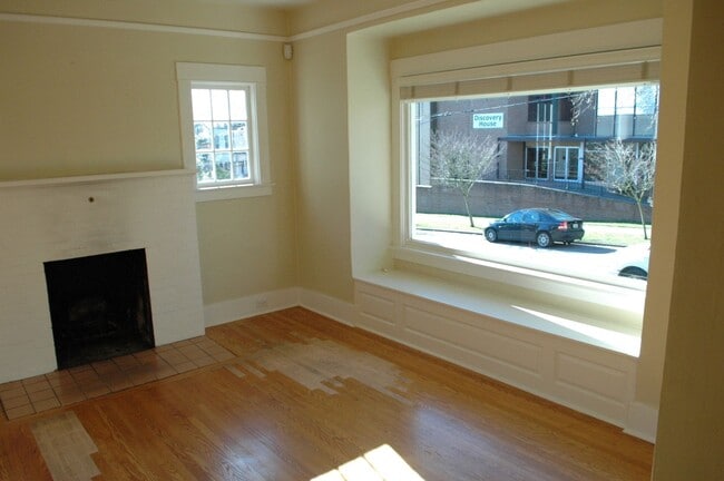 Building Photo - 4bd/2.5ba Seattle House