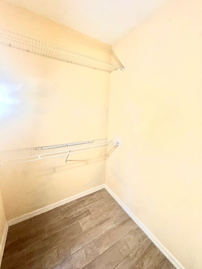 Building Photo - 652 SW Sarazen Ave