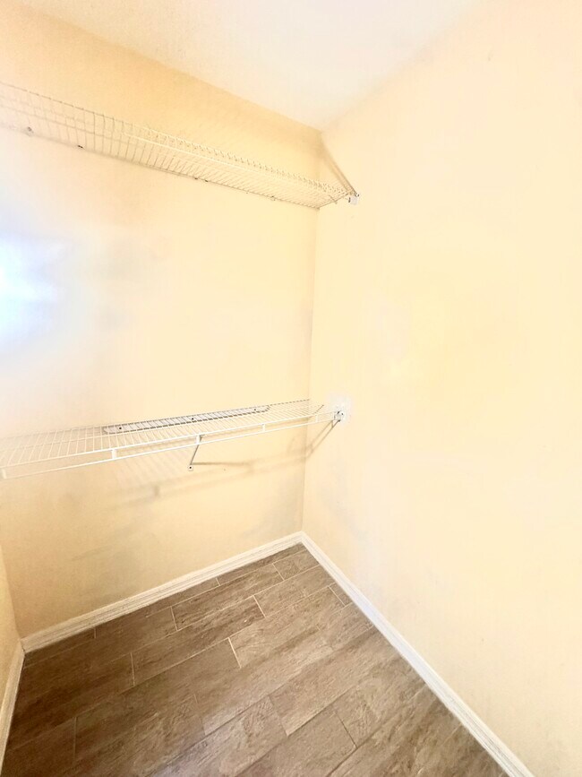 Building Photo - 652 SW Sarazen Ave