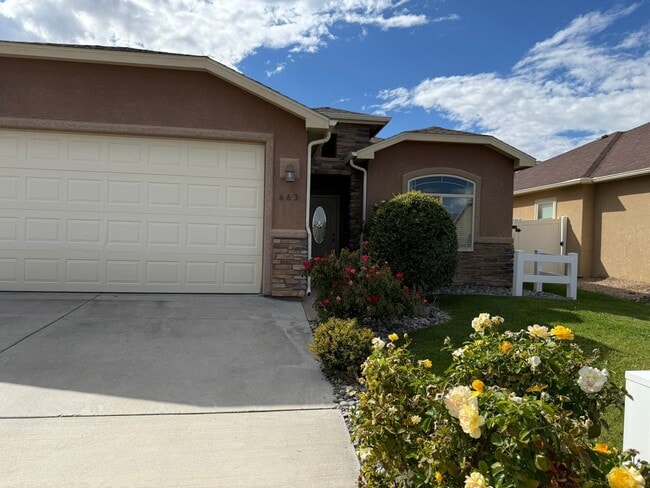 Foto del edificio - Beautiful 4 bedroom, 2 bath, 3 car garage ...