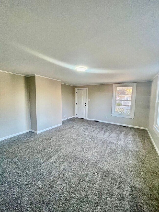 Building Photo - Welcome to this charming 3-bedroom, 1-bath...