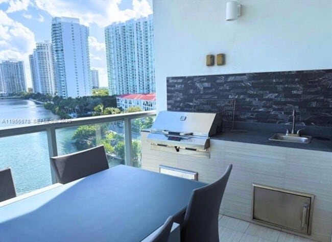 Foto del edificio - 3300 NE 188th St