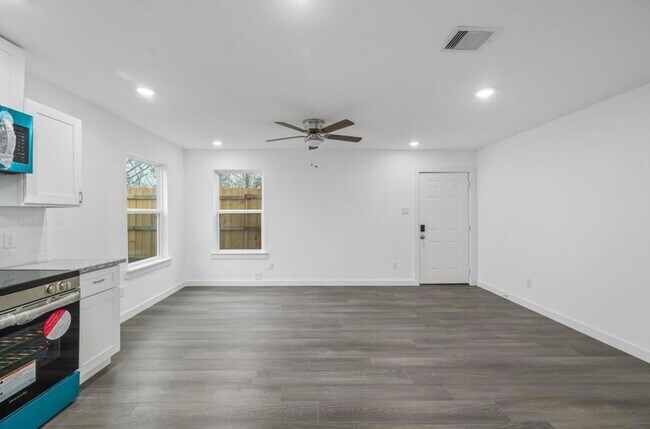 Foto del edificio - For Lease | 3 Bed, 2 Bath |1,150 Sq Ft