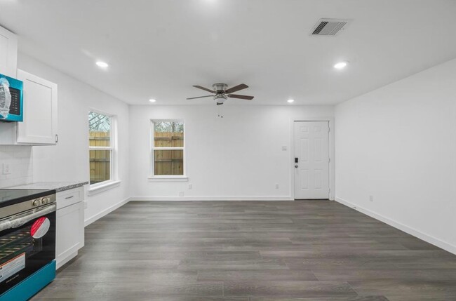 Building Photo - For Lease | 3 Bed, 2 Bath |1,150 Sq Ft | Parkhurst Place |