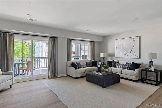 Foto del edificio - 8049 Lake Laurel Ln
