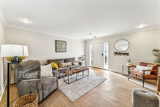 Building Photo - 530 W 10th St