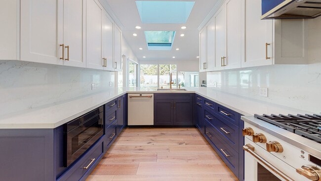 Building Photo - 5 bedroom, 5.5 bath, 4800 sq ft Prime Studio City Home with Pool and Hollywood Hills views