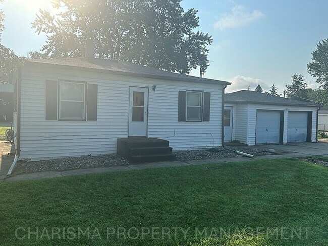 Building Photo - Spacious 2 Bedroom, 1.5 Bath Home, Newly U...