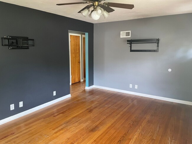 Foto del edificio - 2-Bedroom with Bonus Rooms & Finished Base...