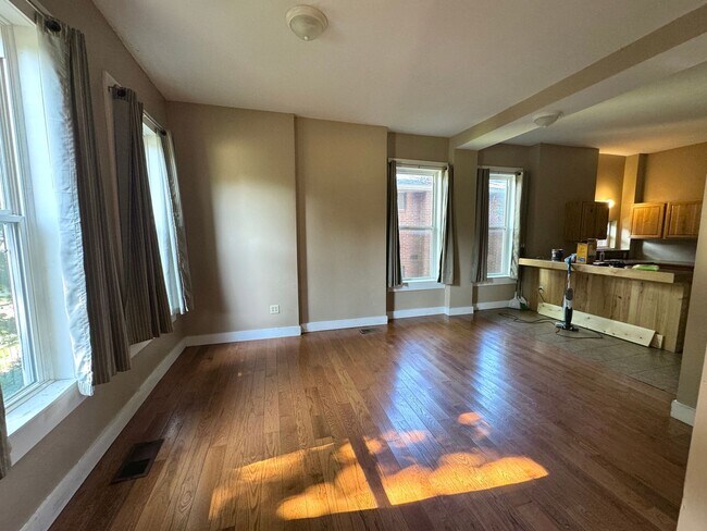 Building Photo - DEPOSIT WAIVED 6 Bedroom / 2 Bathroom Hous...