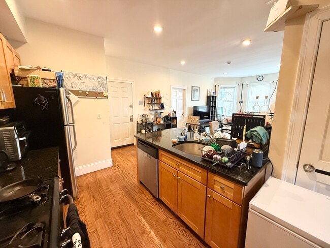 Foto del edificio - 12 Bickford Ave