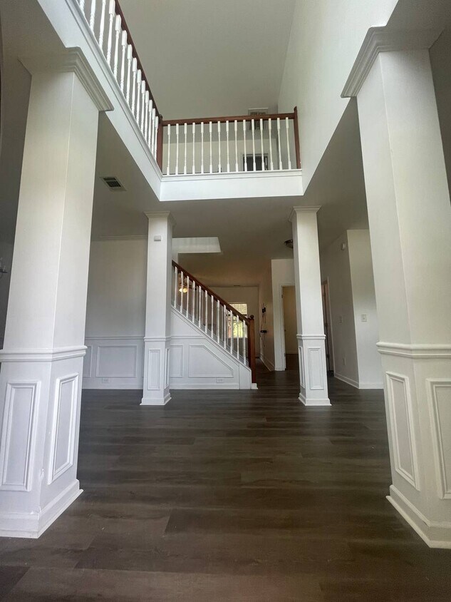 Primary Photo - 520 Lakeridge Ct