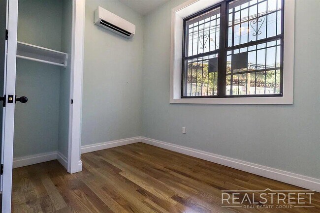 Foto del edificio - Sunny 3-Bedroom | 1.5 Bath in Prime Ridgewood – Steps to M & L Trains!
