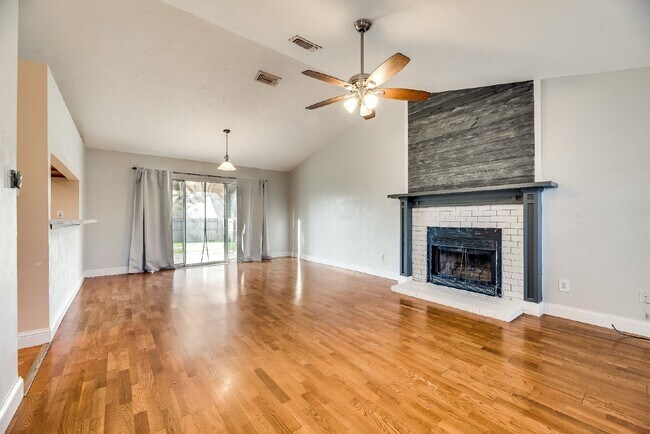 Building Photo - Charming 3-Bedroom Home with 2 Baths in Prime Fort Worth Location