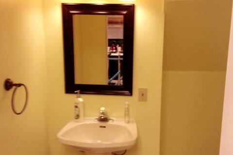 Building Photo - 814 Dahlia Ln