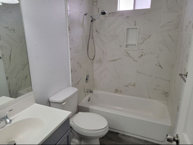 Foto del edificio - 2140 Riviera Blvd