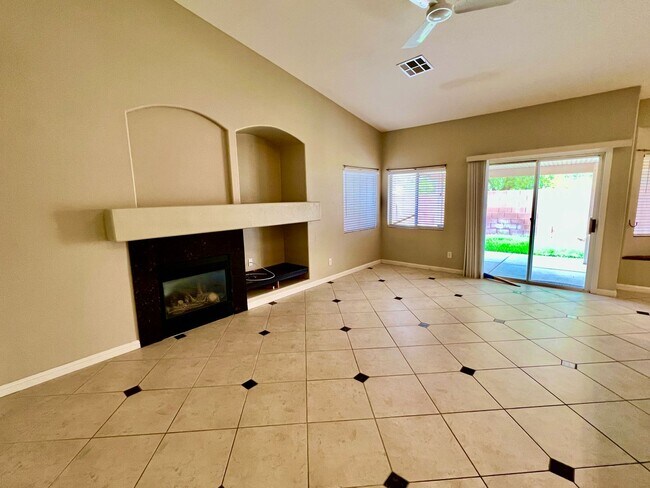 Building Photo - Single Story 3 Bedroom Home with bonus room!!