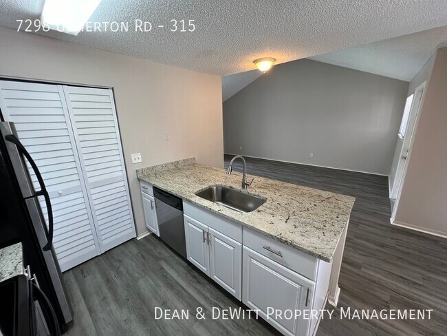 Building Photo - Updated 1/1 Condo - Pool, Pond, Parking