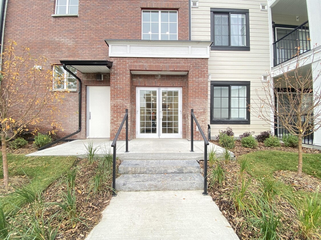 Photo principale - 151-8151 Legacy Main St SE
