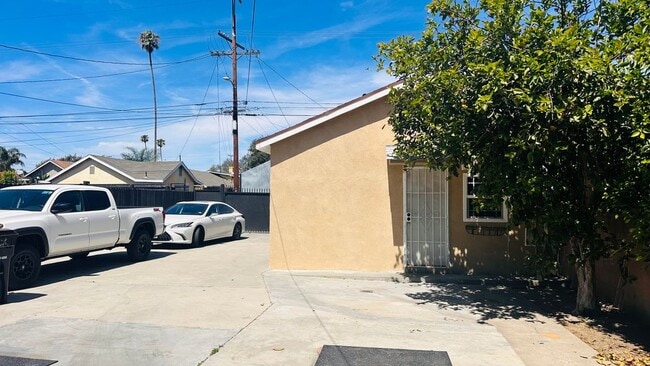 Building Photo - 1255 E 88th Pl