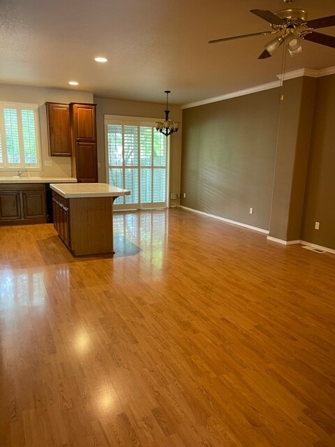 Building Photo - 620 Little Oak St