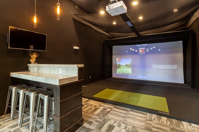 Simulador de golf y deportes - University Hills Village