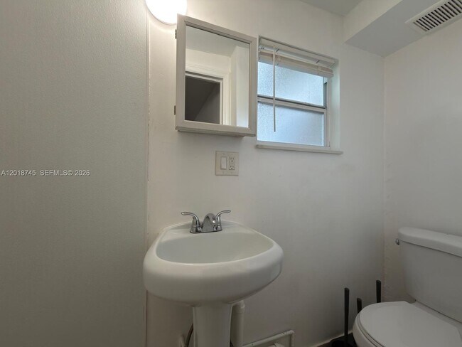 Foto del edificio - 10335 NW 2nd Ct