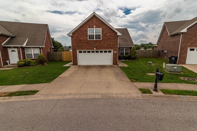 Building Photo - Three Bedroom with Bonus!