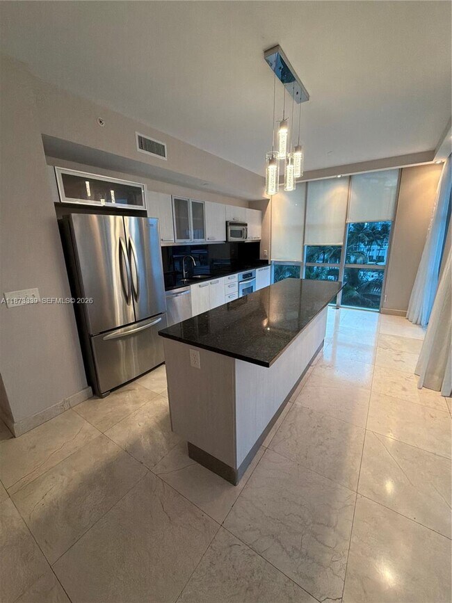 Foto del edificio - 3131 NE 188th St