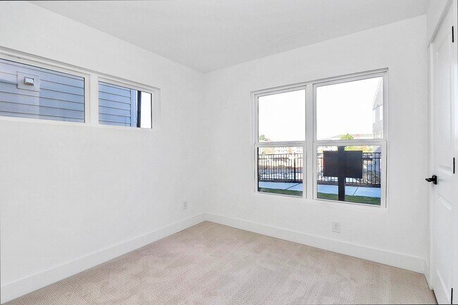 Foto del edificio - 5027 Duchess Dr