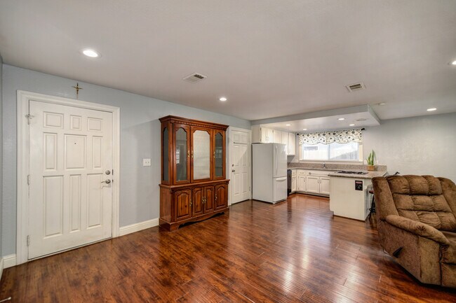 Foto del edificio - 8216 Baymore Way