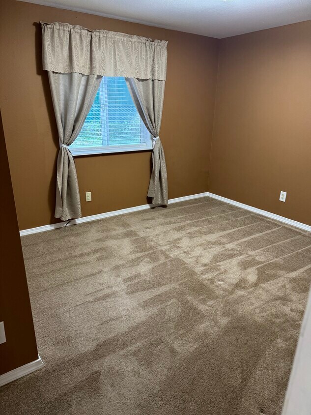 Large bedroom and good size closet New paint new carpet - 8310 207th St E