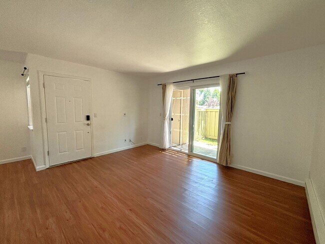 Building Photo - 2 Bed 1 Bath Condo for lease in Fremont!