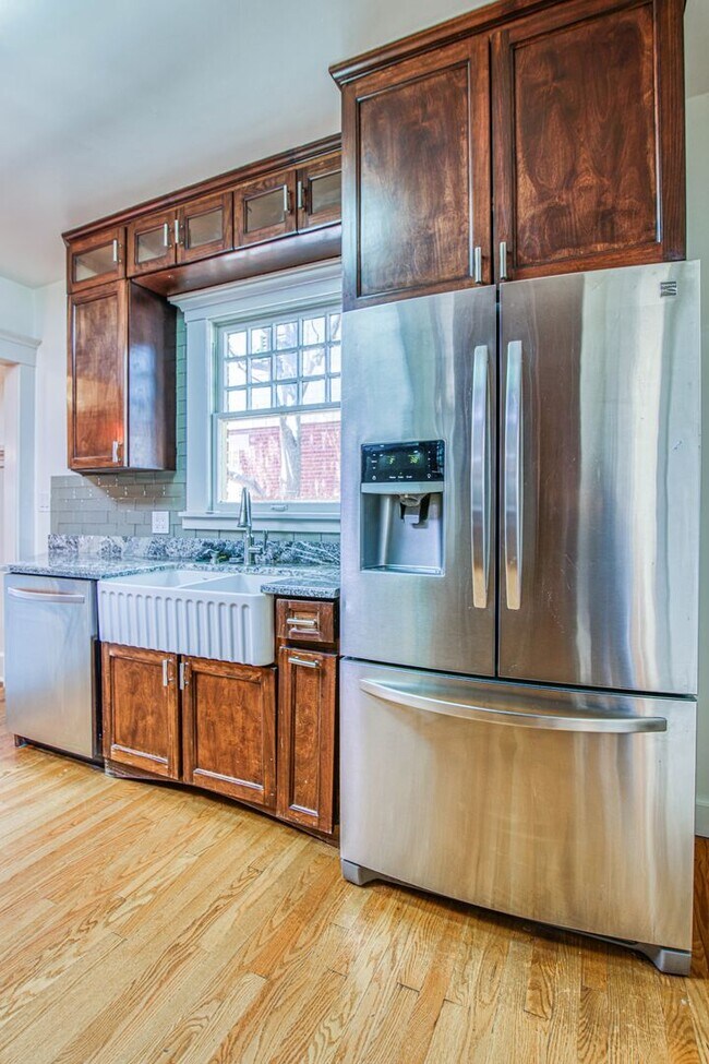 Building Photo - Manhattan Heights Historic District Gorgeous Backyard with Pool and Large House