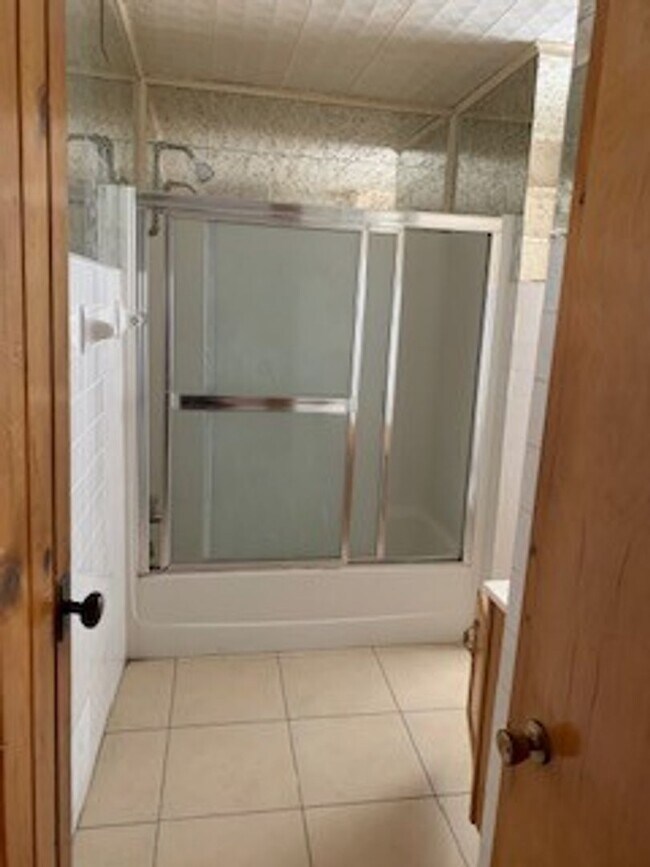 Foto del edificio - Large 3 BR 2 BA house w beautiful woodwork...