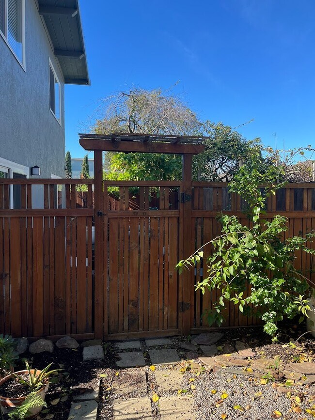 Foto del edificio - 1649 Julia St