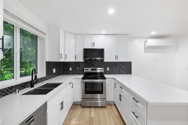 Foto del edificio - 17000 Burbank Blvd