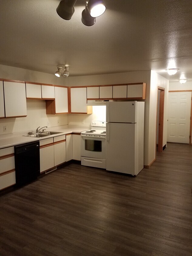 Kitchen - 1616 Lake Elmo Dr
