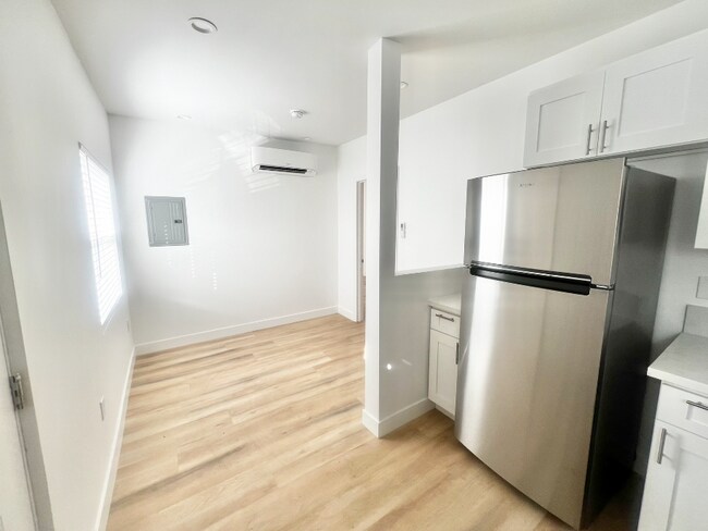 Building Photo - 1503 3/8 12th Ave Los Angeles, CA 90019