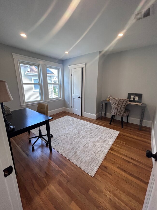 Building Photo - 111 Sharon St