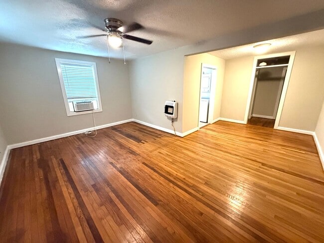 Building Photo - ** 1 Bed 1 Bath located In Capitol Heights...