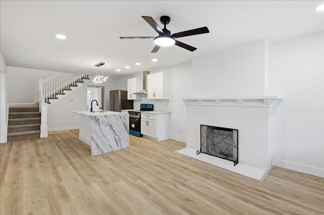 Building Photo - 1036 N Parker Ave